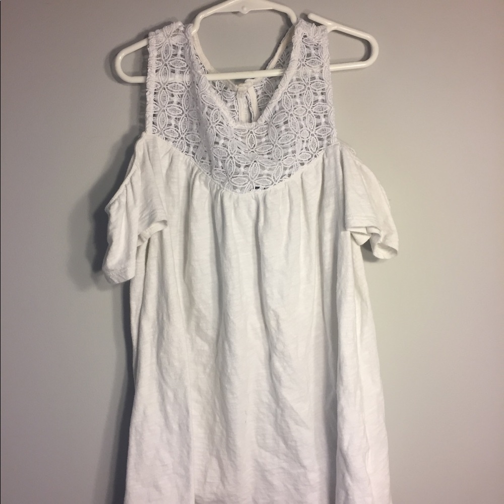 white decorative tee